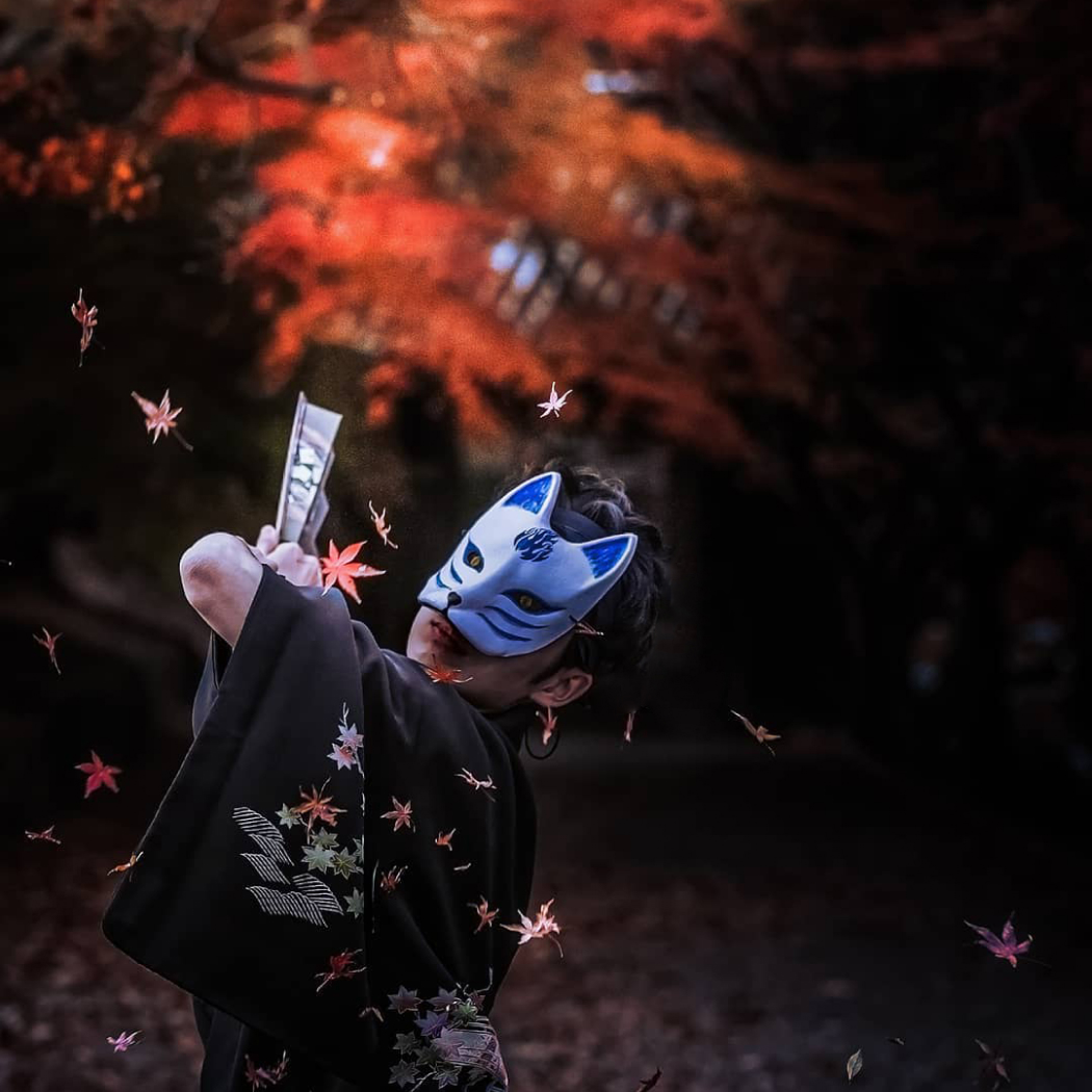狐面と舞い散る紅葉のポートレート写真